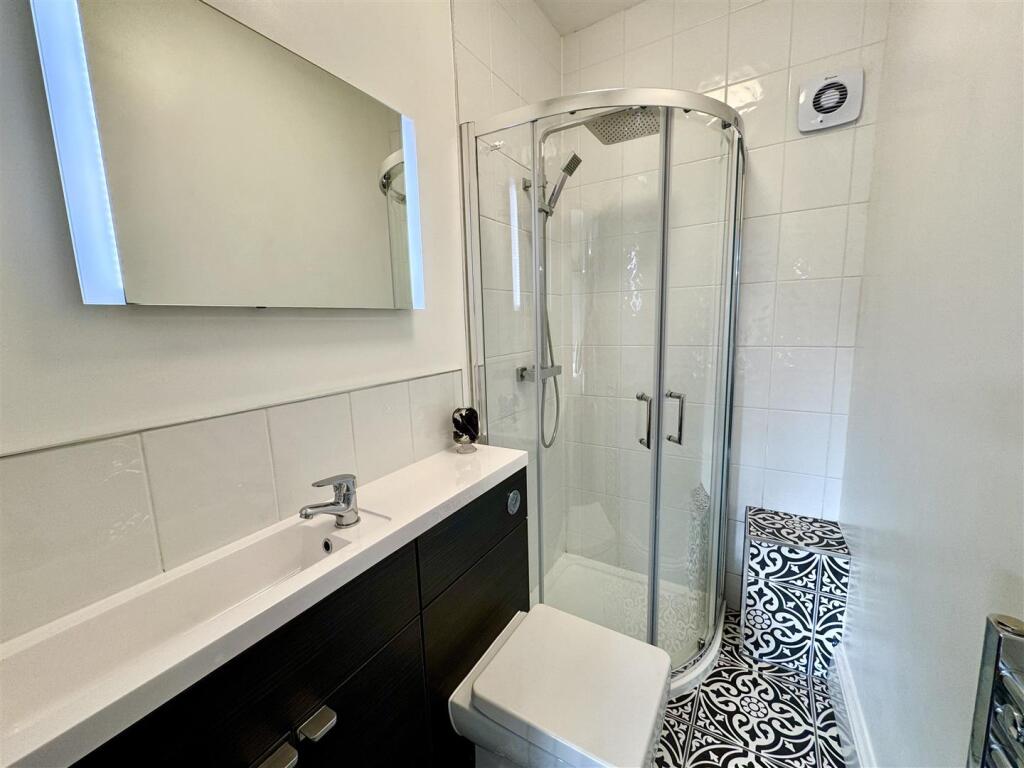 EN-SUITE SHOWER ROOM