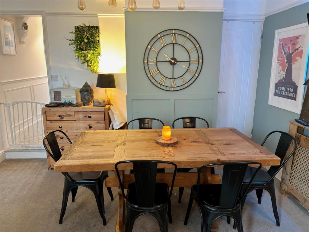 DINING ROOM.jpg