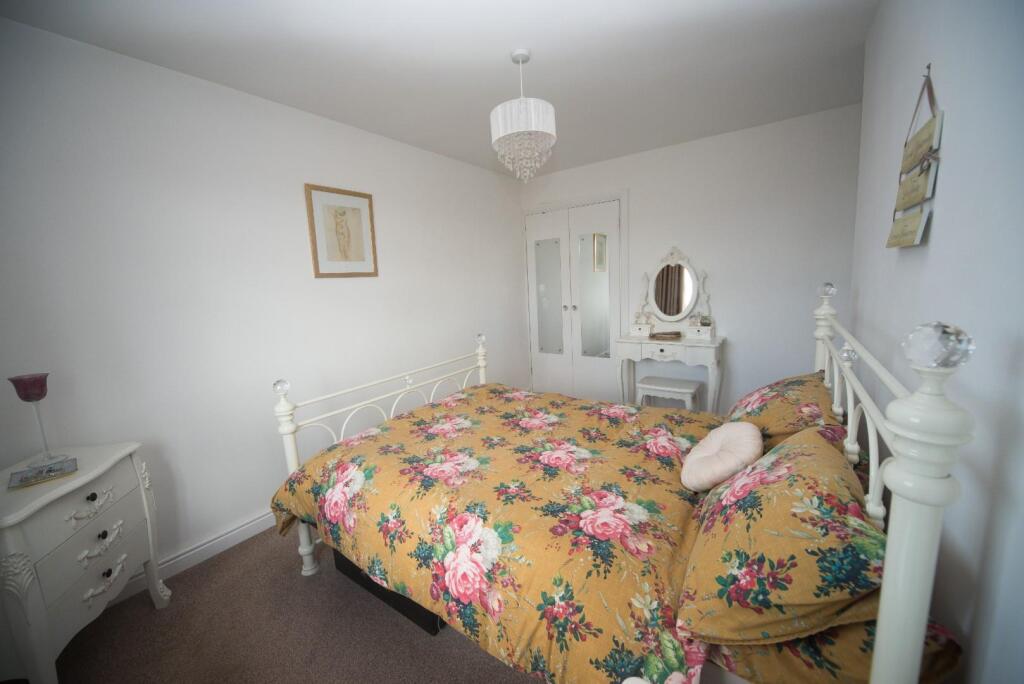 Bedroom 1 2.jpg
