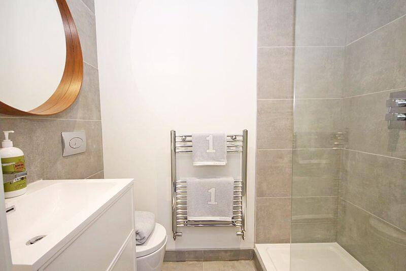 En-suite to bedroom 2 