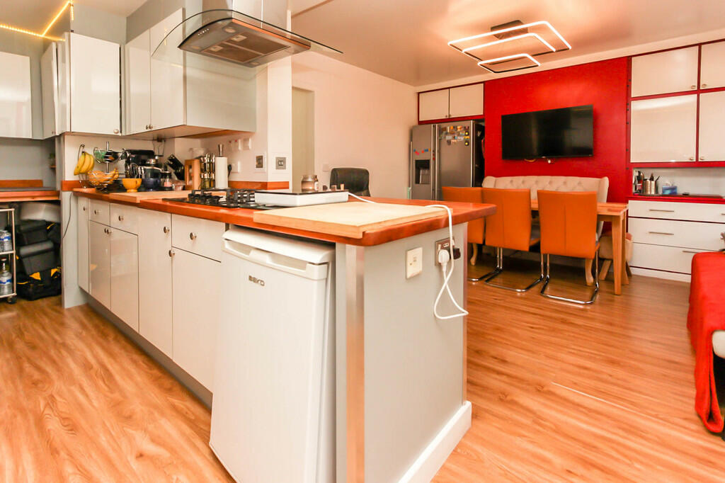 Kitchen/Breakfast...