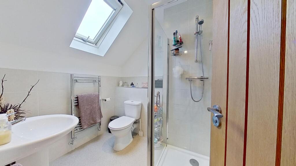 EN-SUITE SHOWER ROOM