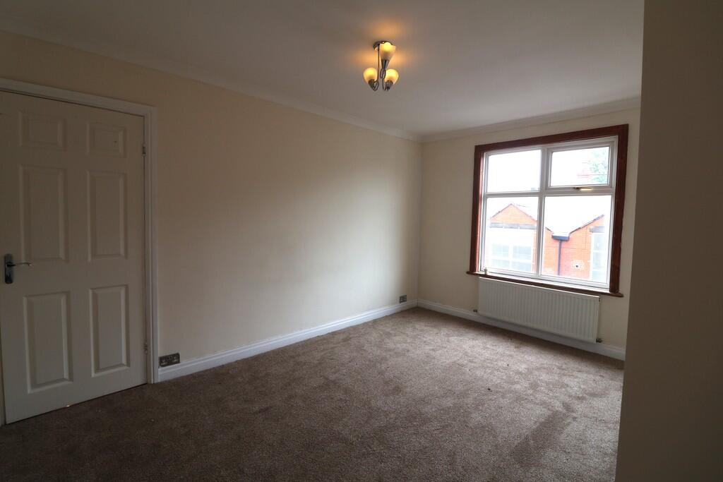 FRONT RIGHT BEDRO...