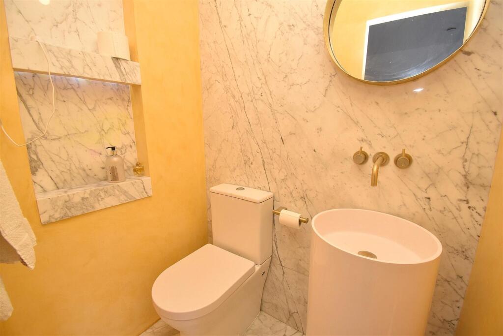 Ensuite.JPG