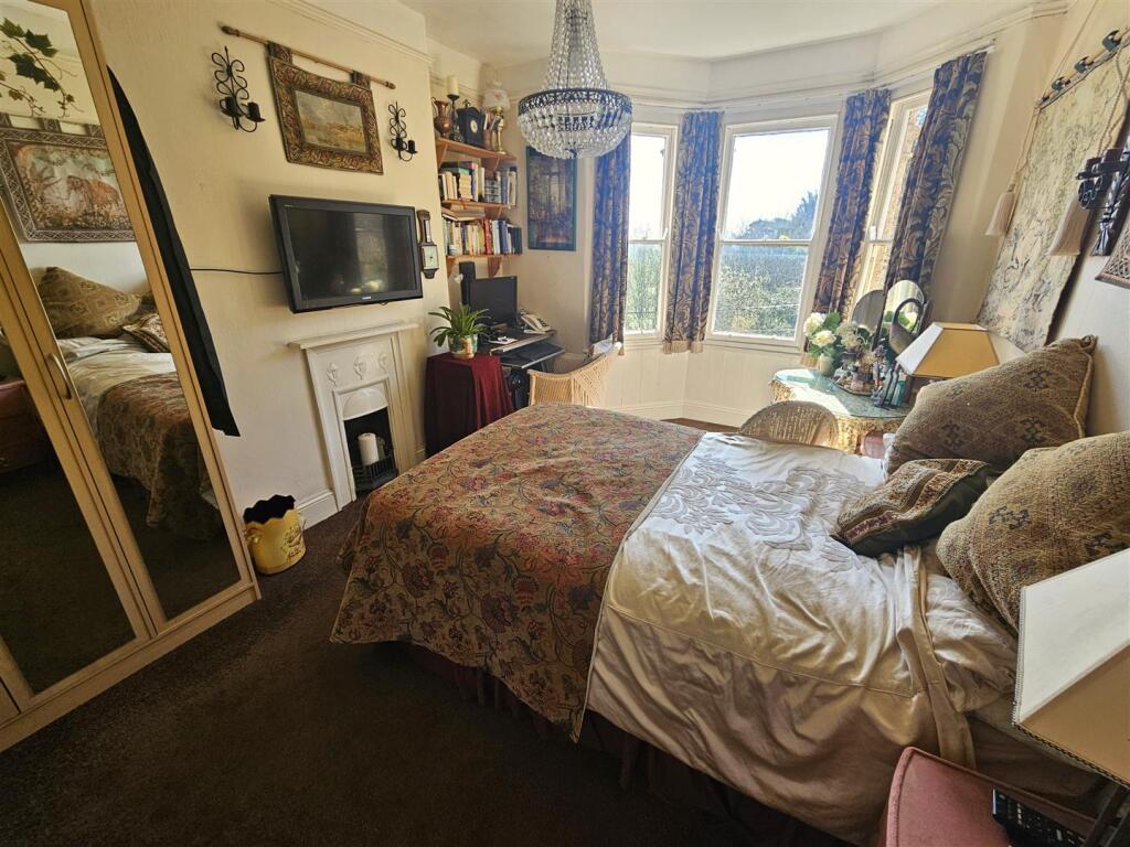 Bedroom 1.jpg