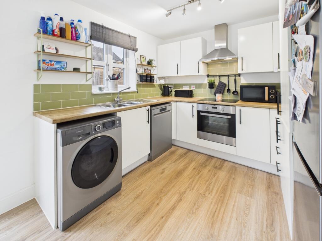 CAM04233G0-PR0034-STILL018