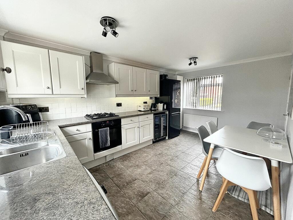 KITCHEN/BREAKFAST ROOM