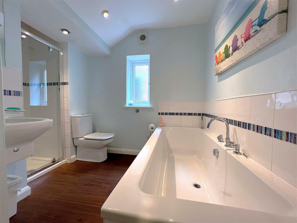 bathroom 1.jpg