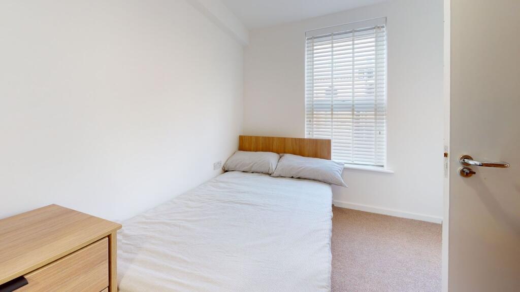 Bright and clean double bedroom with a comforta...