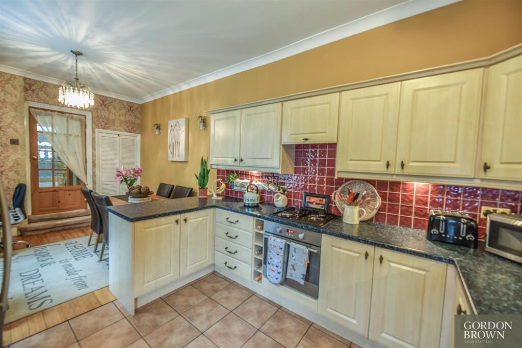 KITCHEN / DINING ROOM