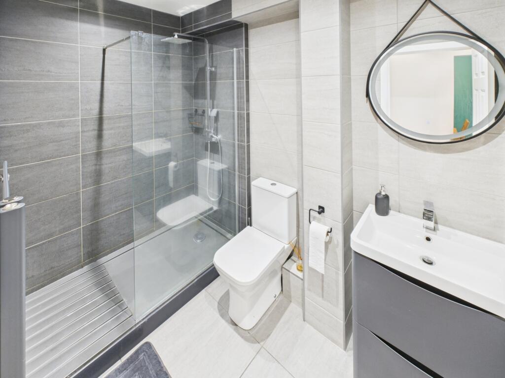 CAM04233G0-PR0021-STILL024