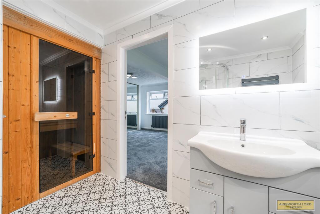 ENSUITE WITH SAUNA