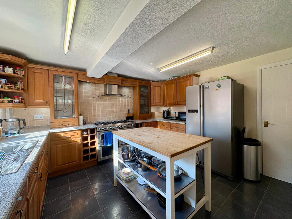 87 Sunningdale Kitchen 2.jpg