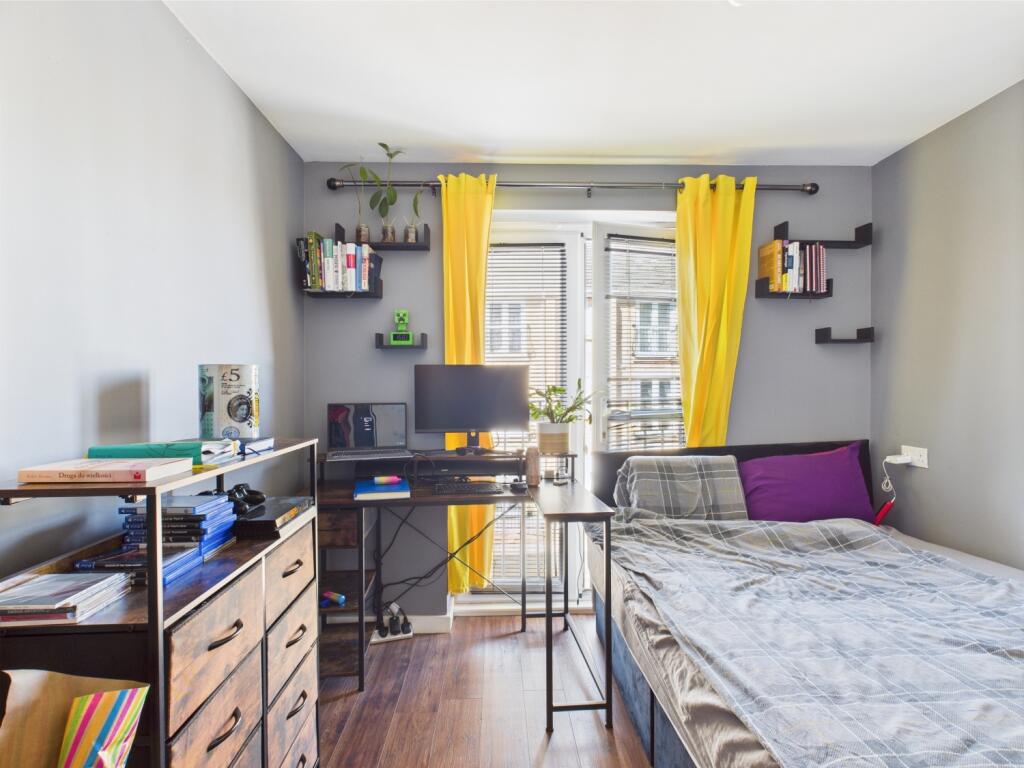 CAM03729G0-PR0049-STILL012