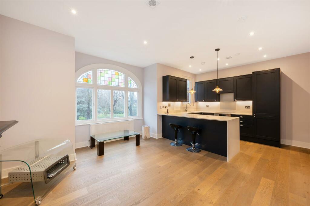 Flat C, 402 Fulham Palace Road Lo-4.jpg