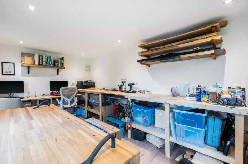 1294024-4-68359c6...