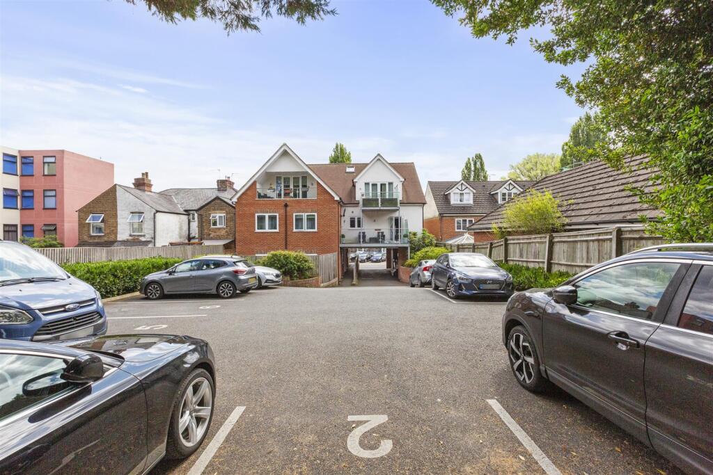 Flat 2, 77 London Road, HP11 1BN-8.jpg