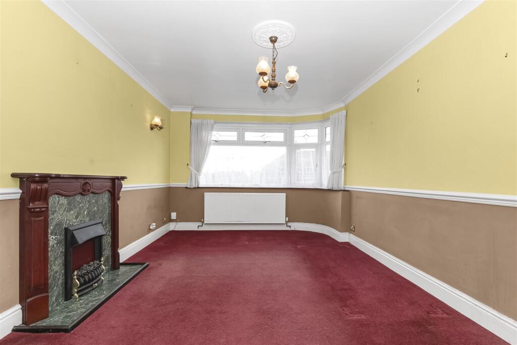 Lounge 1.jpg