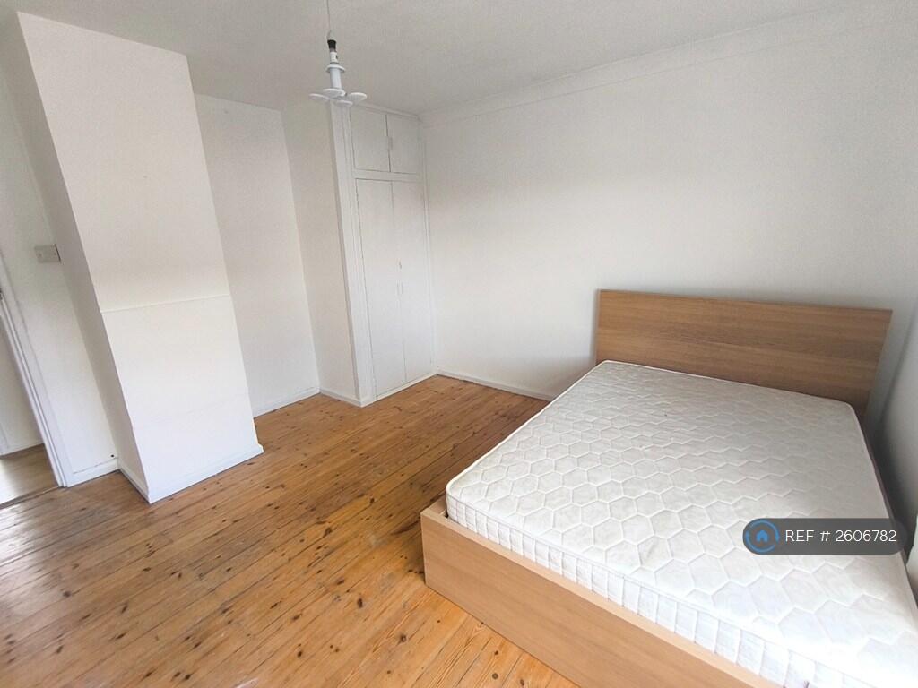 Master Bedroom (Alternate View)