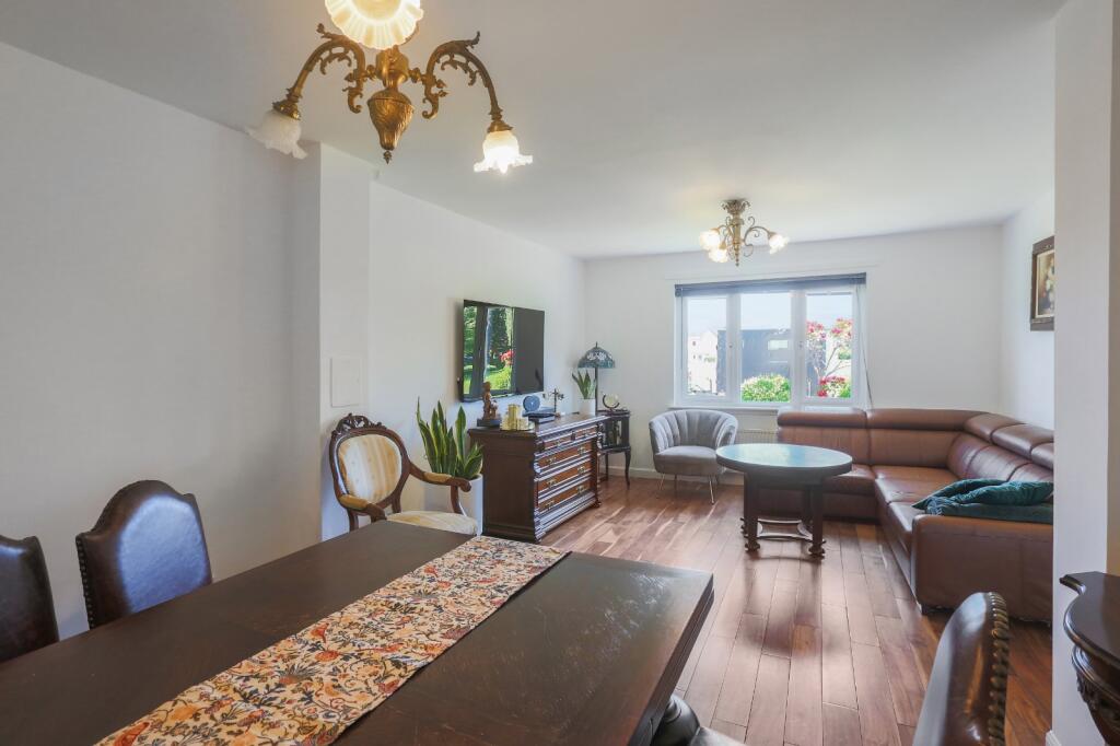 Lounge/Dining