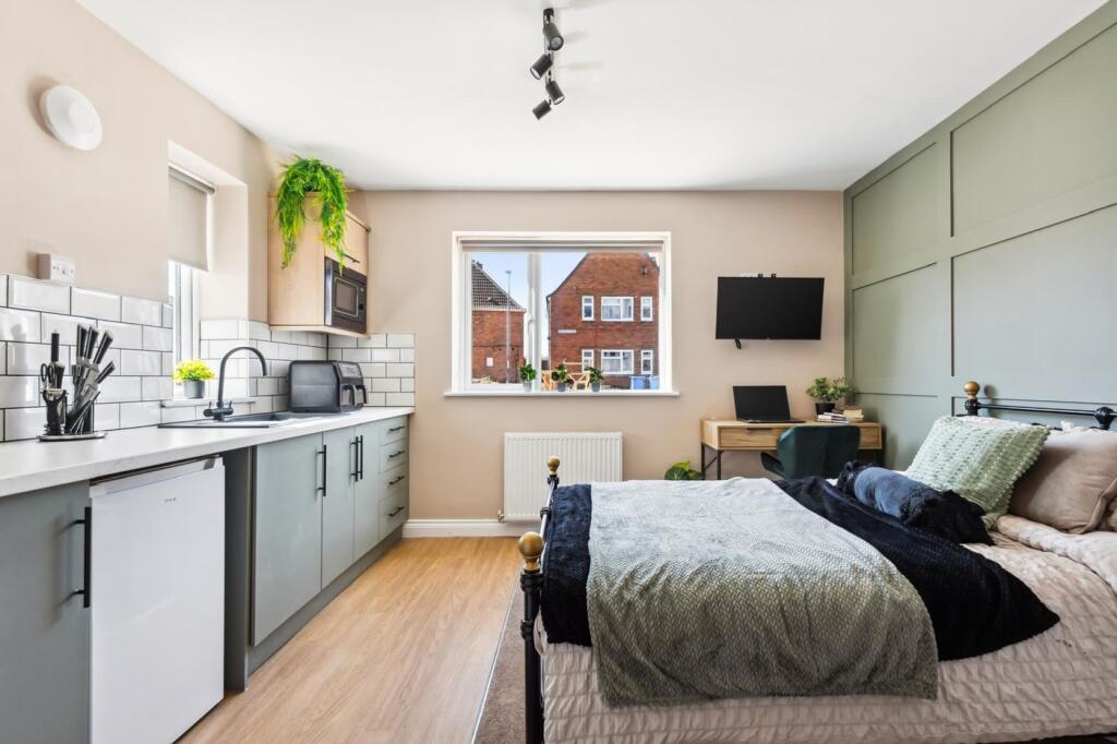 This beautifully designed double bedroom featur...