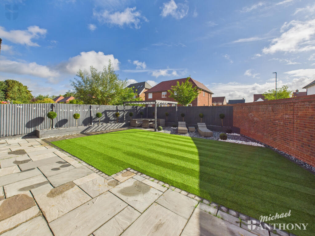 CAM03852G0-PR0410-STILL010