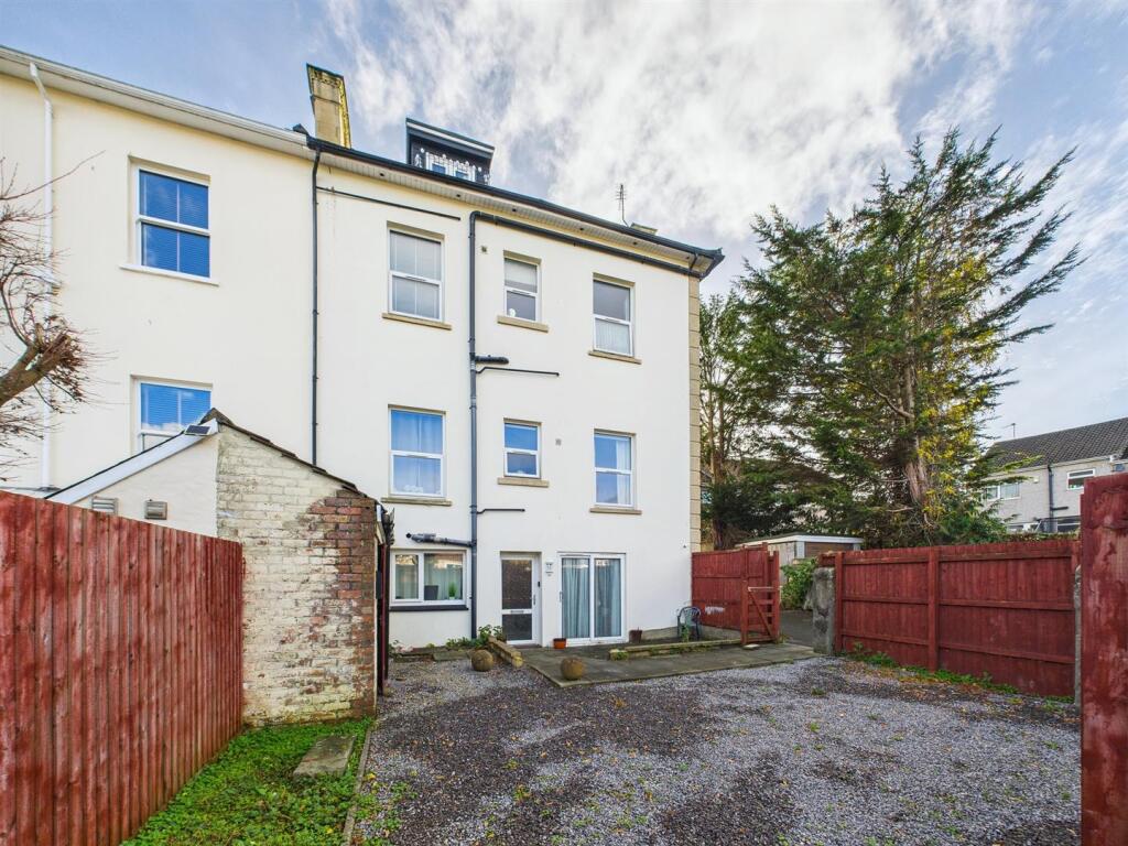 12 - Spacious Garden Flat for Auction, Kingswood.j