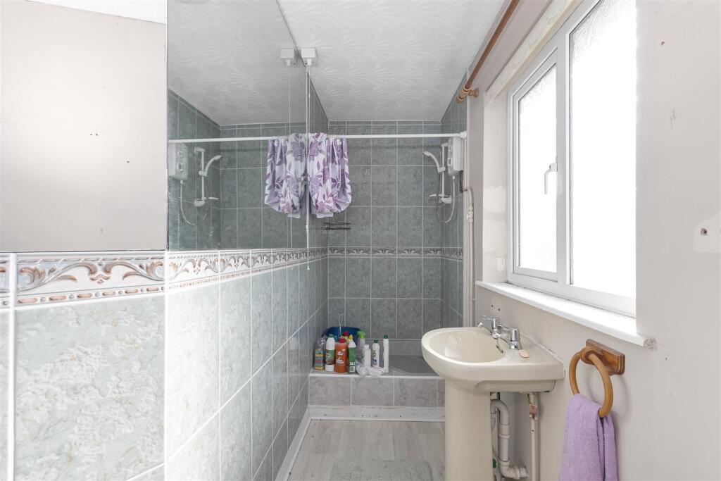 Bathroom 2.jpg
