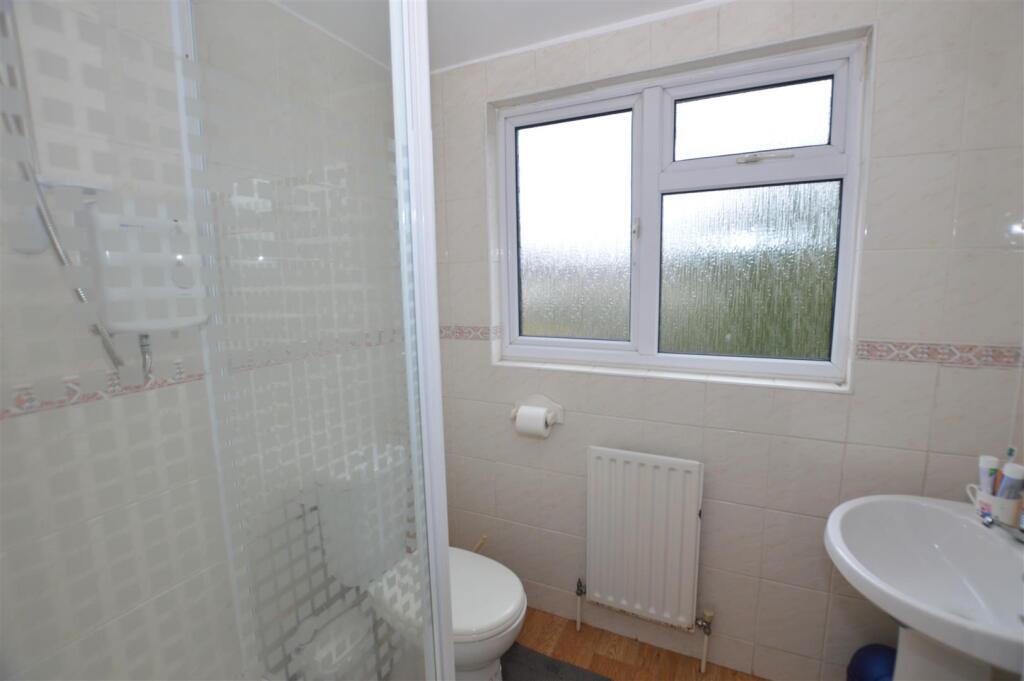 39 Derwent Road ensuite.JPG