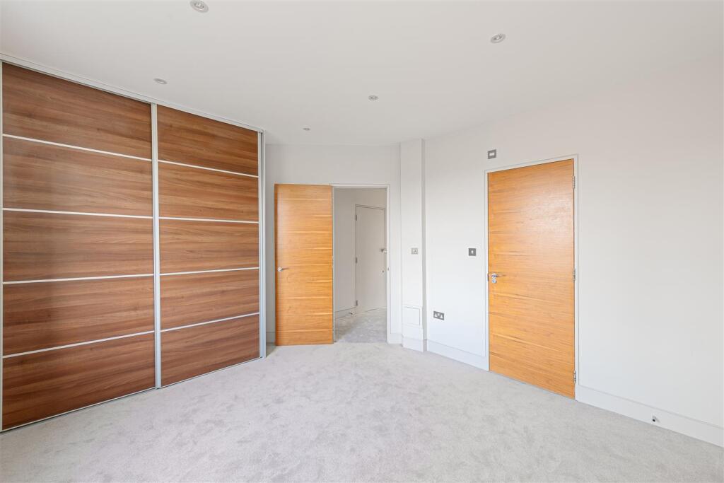 Flat 3, 35 Netherhall Gardens Hi-9.jpg
