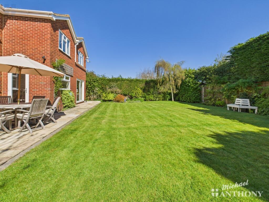 CAM03852G0-PR0243-STILL010