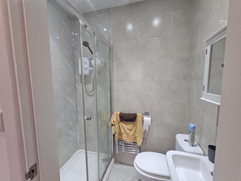 A modern, well-maintained bathroom suite featur...
