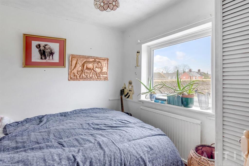 6 Mill Hill Drive Halesworth IP19 8DB (20).jpg