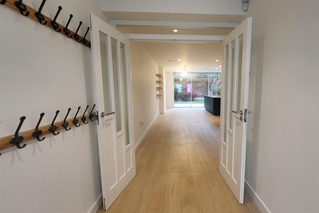 ENTRANCE HALL (pic 2)