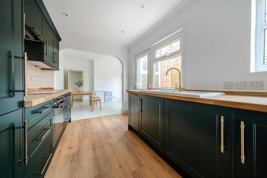 1331077-9-6883a99...