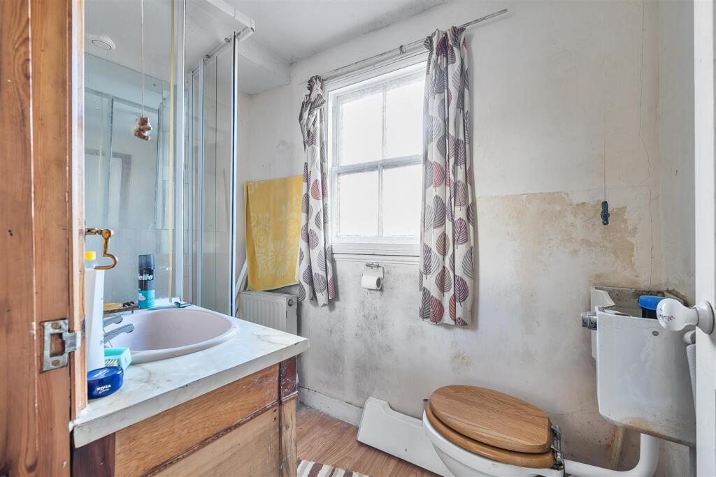 Rose Cottage BATHROOM.jpg