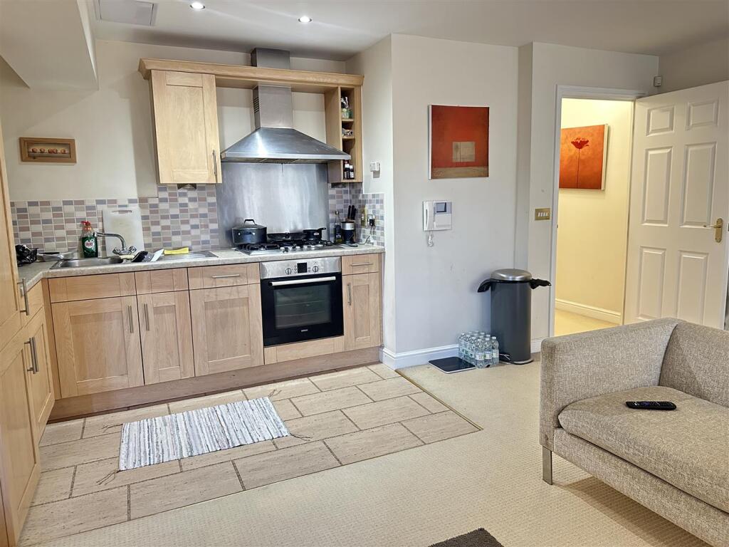 Open Lounge, Diner &amp; Kitchen