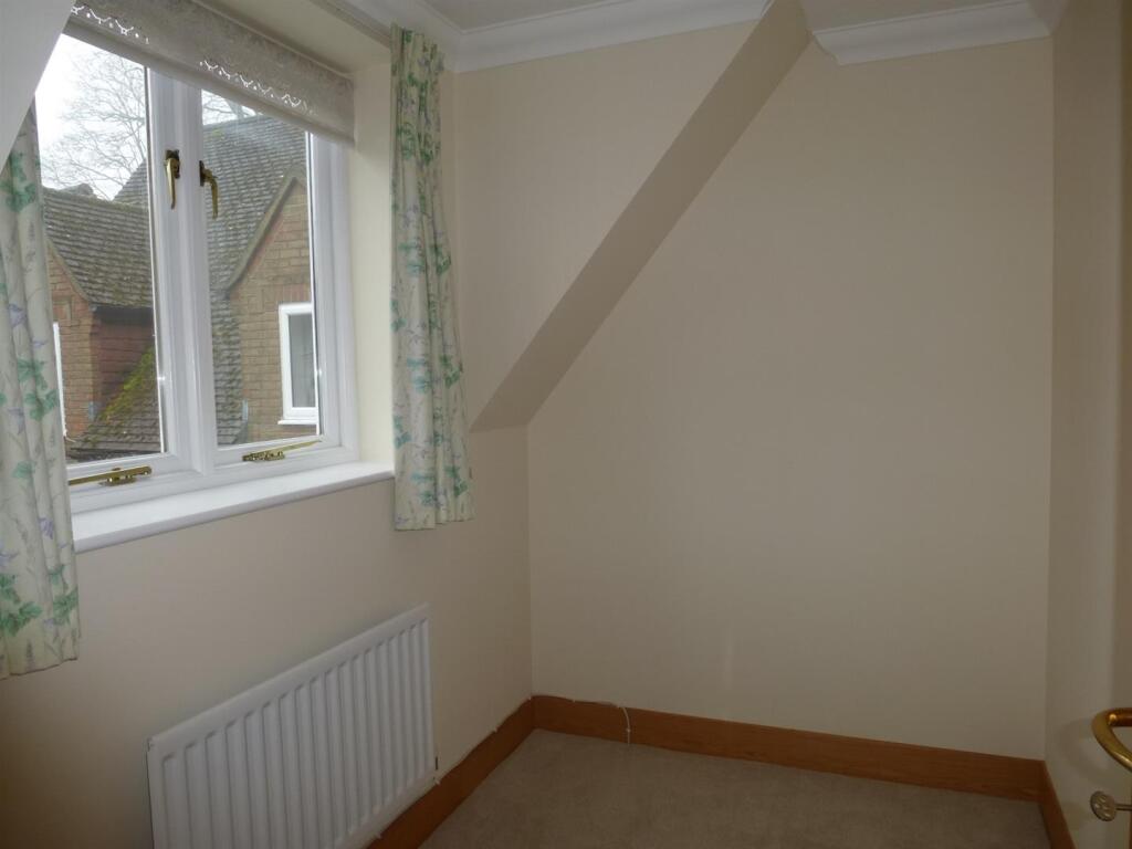 19 Chestnut Avenue small bedroom 3.JPG