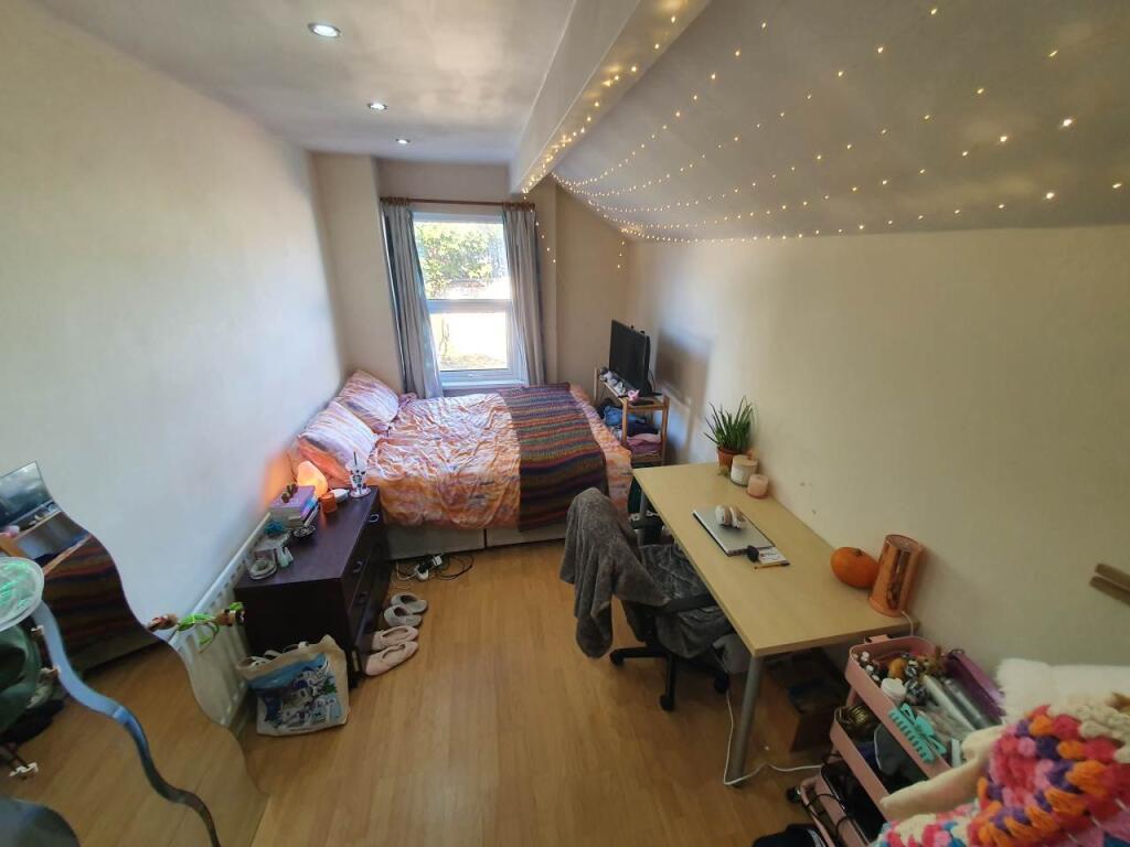 First floor rear bed