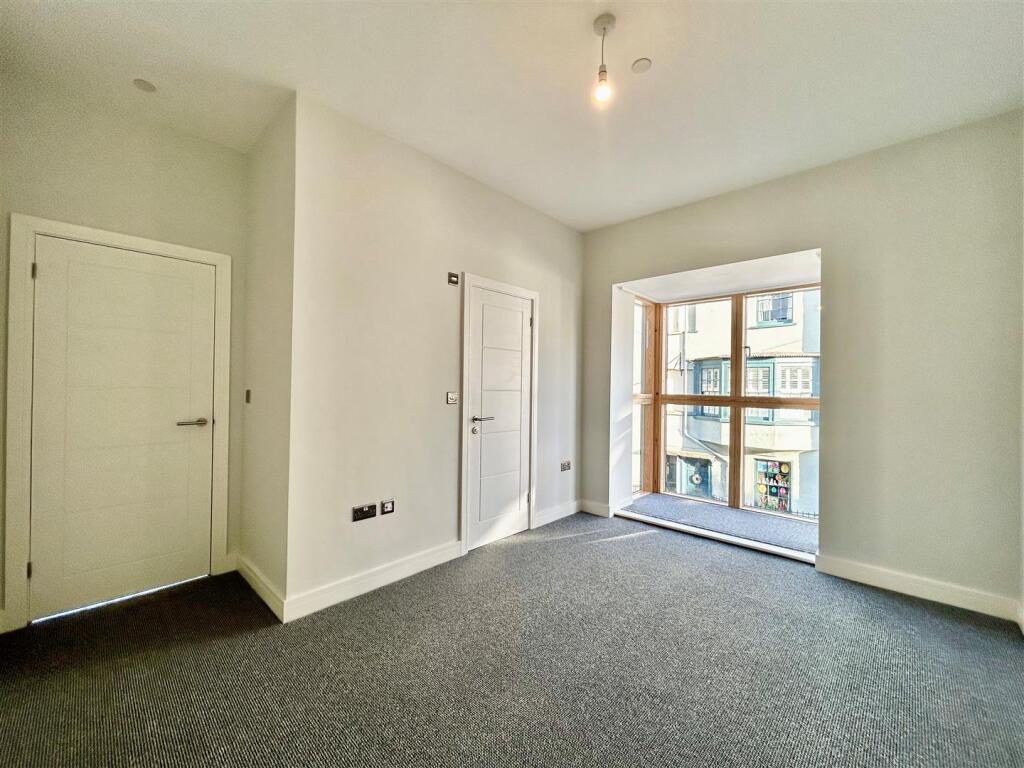 Bedroom 1.jpg