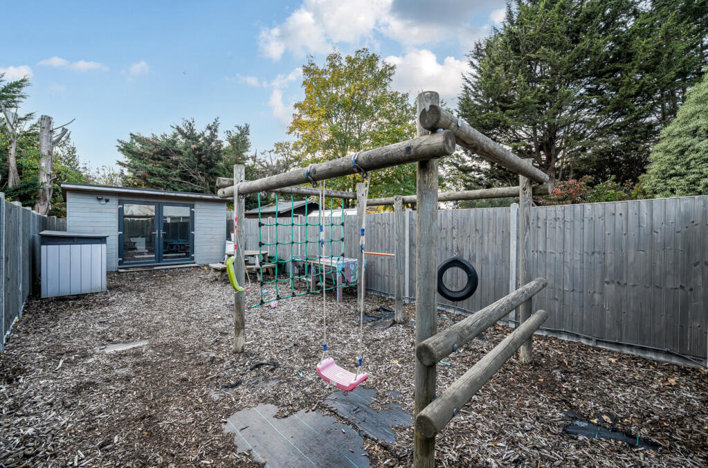 1372705-6-68ff9b7...