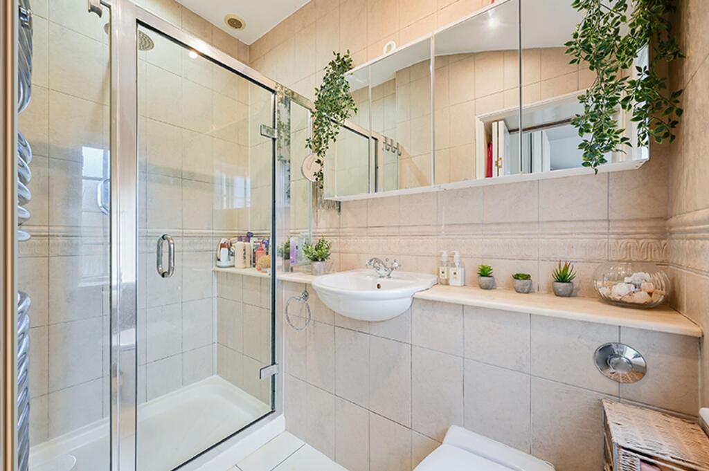 Ewell Court Grove, West Street KT17 1UX