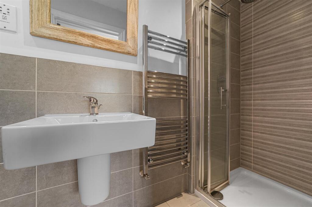 EN-SUITE SHOWER ROOM
