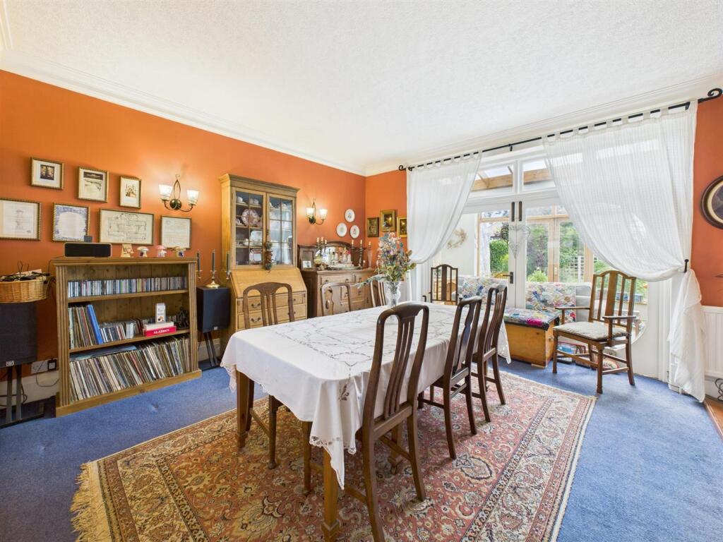 Dining room: