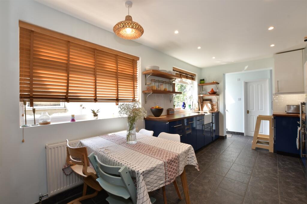 Kitchen/ Breakfast Room