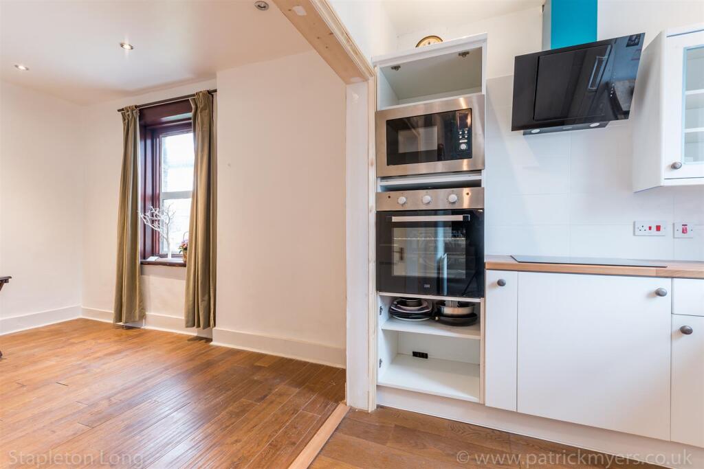 Flat 2 20 Chestnut Road-17.jpg