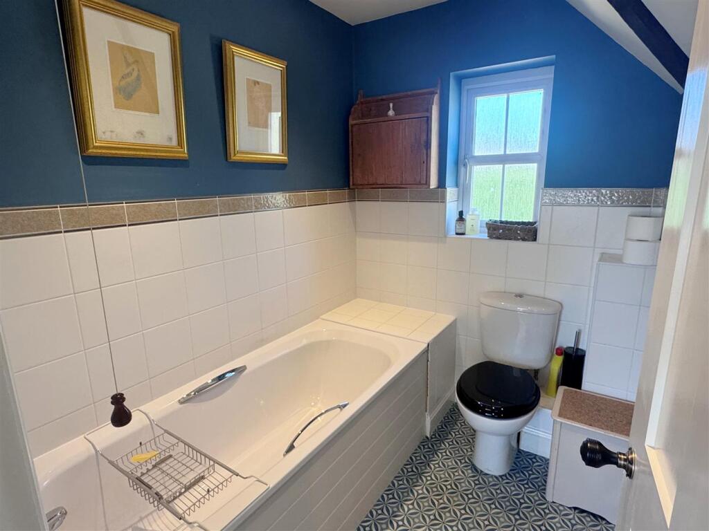 Bathroom 1.JPG