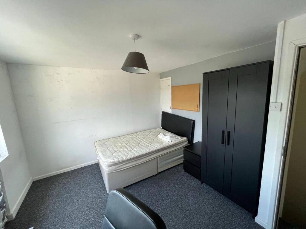 A cozy double bedroom featuring a comfortable b...