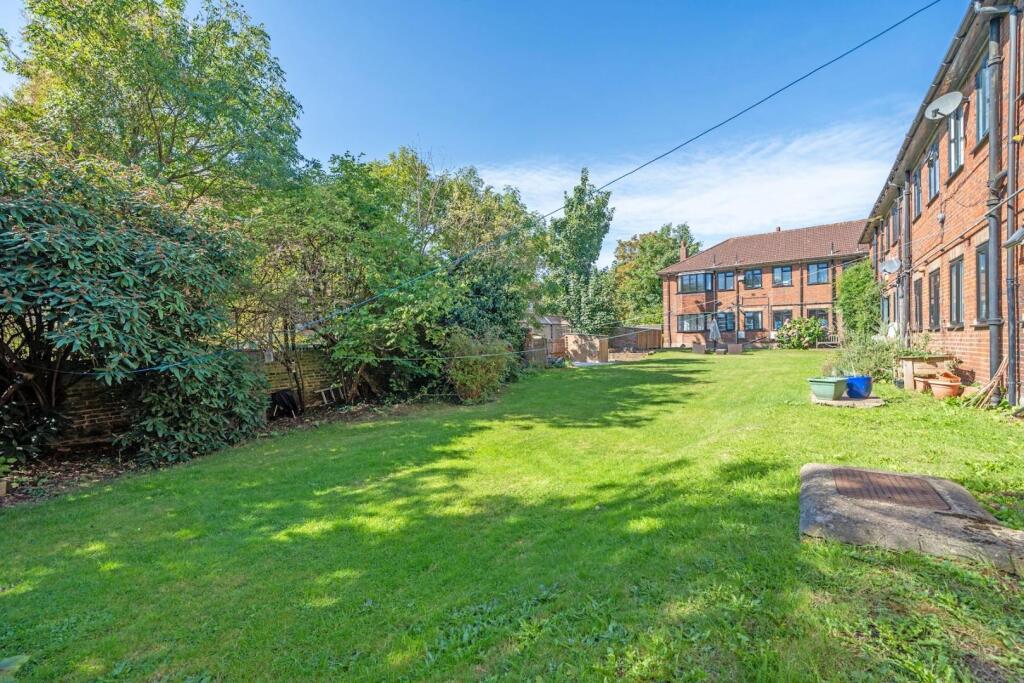 14-1d9380989 - NS - PropWorld - 14 Thorpe Close SE