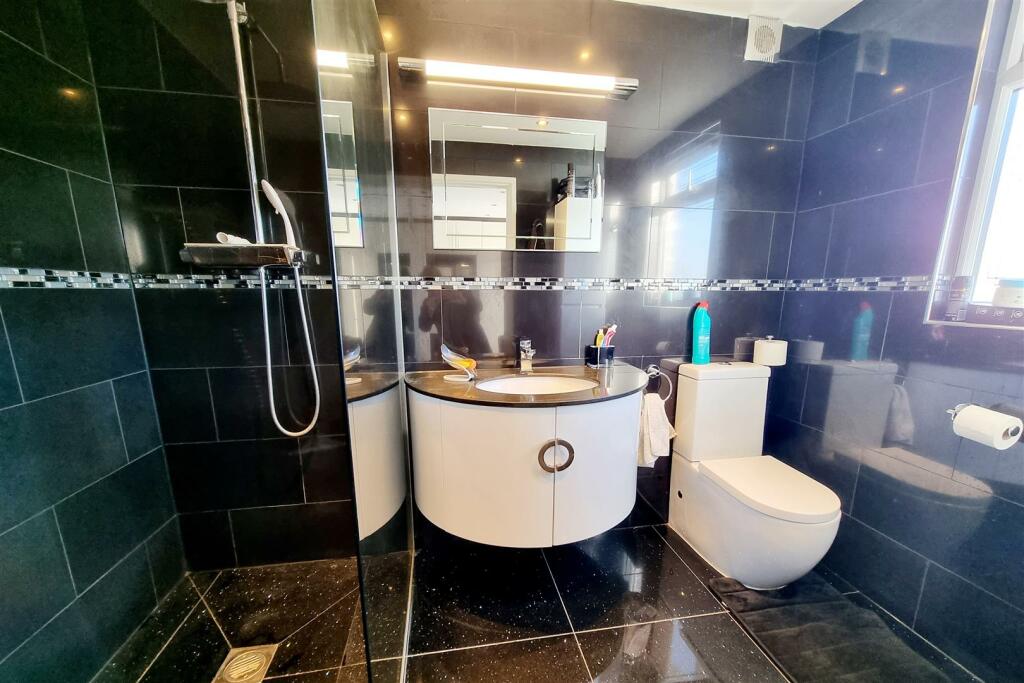 EN SUITE SHOWER ROOM: LOFT